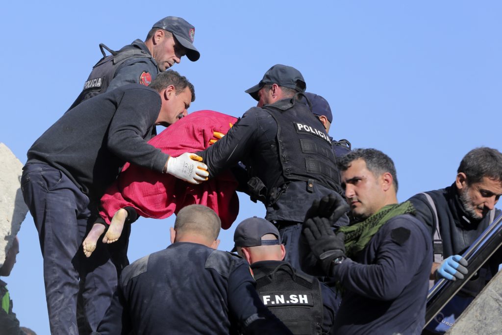 Αλβανία: Τραγωδία με δεκάδες νεκρούς – Η ΕΜΑΚ ψάχνει στα συντρίμμια – Δύσκολες ώρες (Video – Photos)