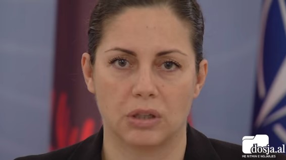 Με δάκρυα στα μάτια η Υπουργός Άμυνας της Αλβανίας διαβάζει τα ονόματα των νεκρών (Video)