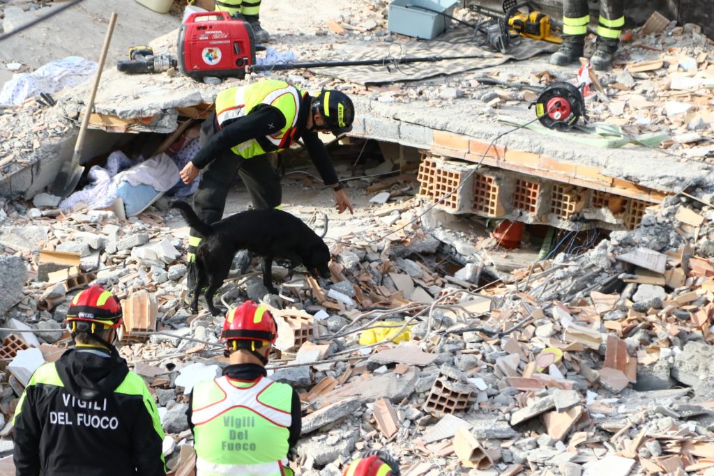 Αλβανία: 40 οι νεκροί μετά τον φονικό σεισμό – Συνεχίζονται οι έρευνες (Video – Photos)