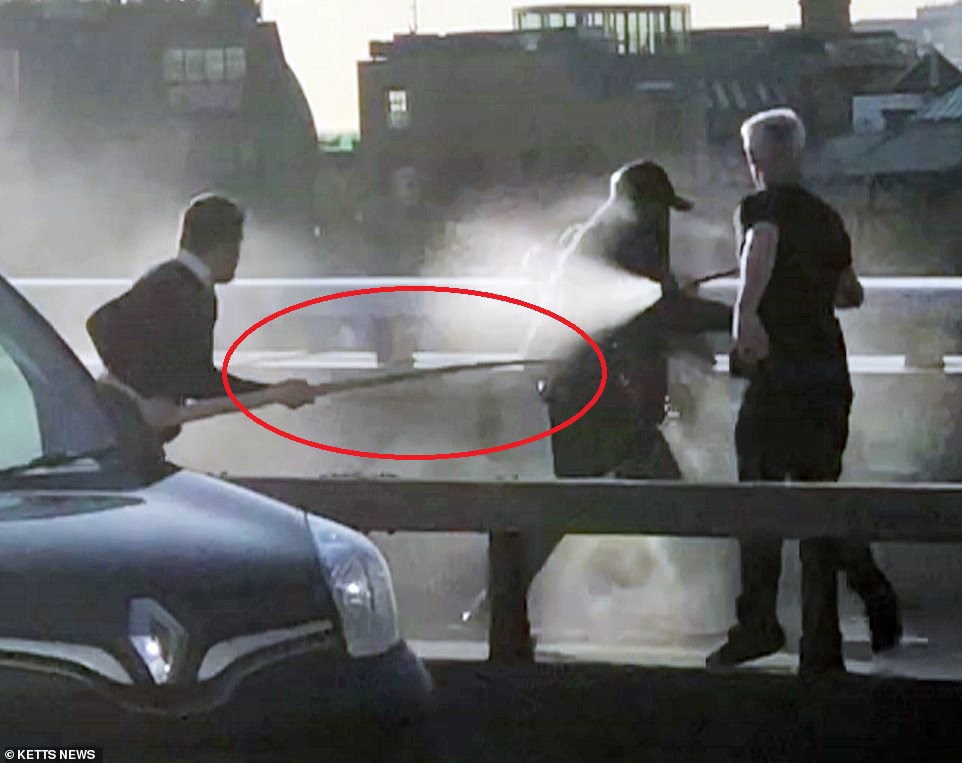 Λονδίνο: Πολωνός σεφ χρησιμοποίησε… χαυλιόδοντα φάλαινας ενάντια στον τρομοκράτη! (Photos+Video)