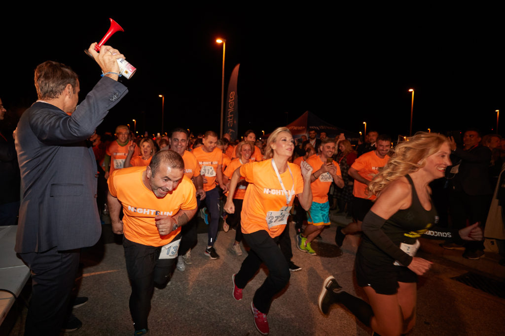 Ο Μητσοτάκης έβαλε τους συνέδρους να τρέξουν νυχτιάτικα… 4 χιλιόμετρα (Photos)