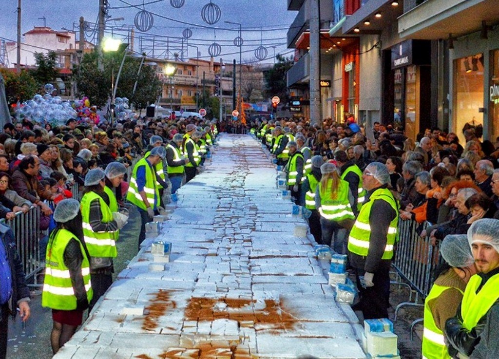 Περιστέρι: Βασιλόπιτα με 35.000 κομμάτια και 200 φλουριά