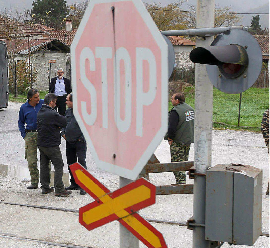 Σύγκρουση τρένου με αυτοκίνητο στη Λάρισα  με έναν τραυματία