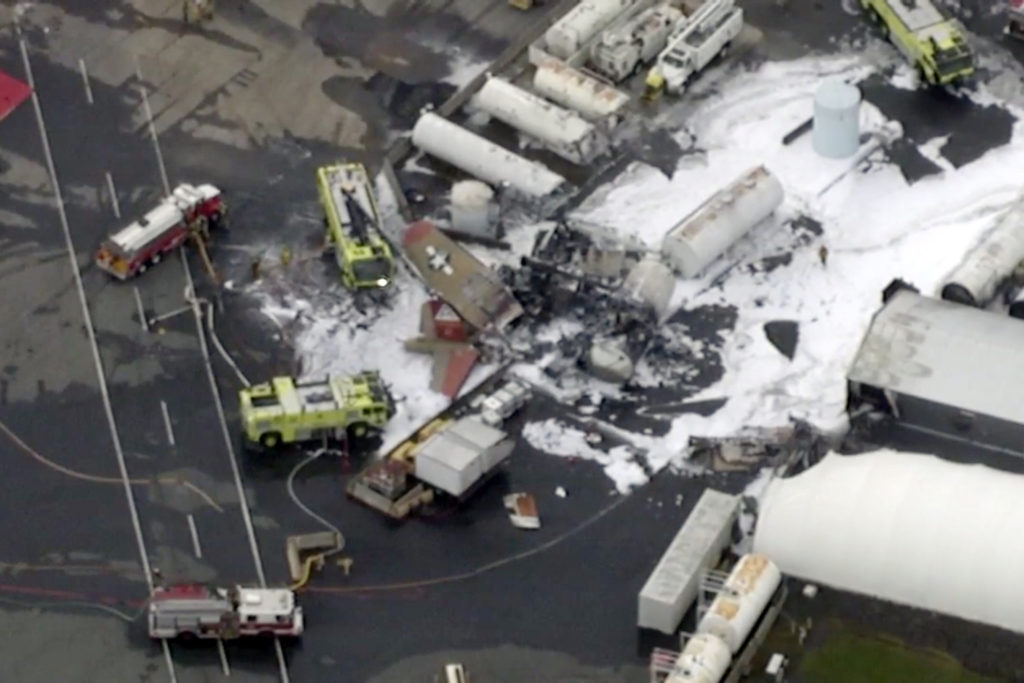 ΗΠΑ: Τραγωδία σε αεροπορική επίδειξη – 7 νεκροί από πτώση βομβαρδιστικού Β-17 (Video-Photos)