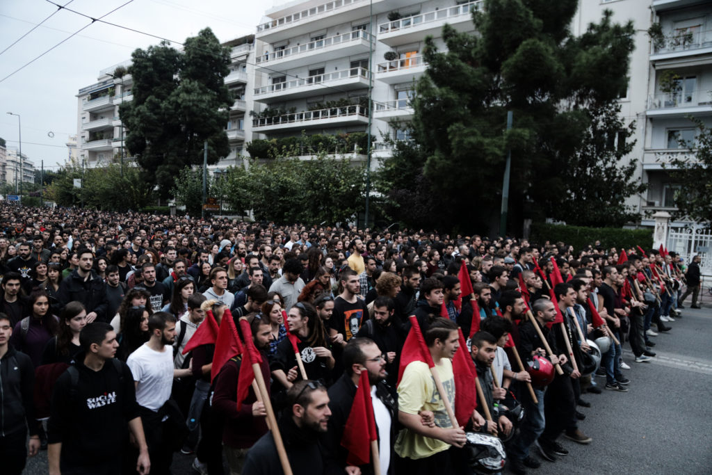 Η κυβέρνηση Μητσοτάκη απαγορεύει τις πορείες