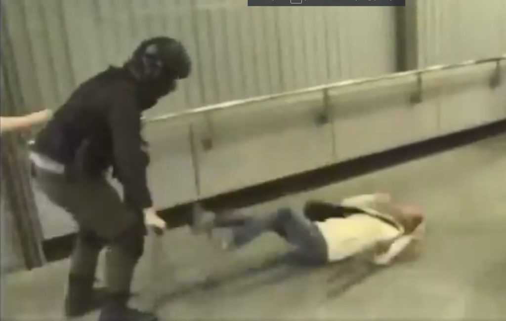 Χονγκ Κονγκ: Αφιονισμένος αστυνομικός «ξαπλώνει» ηλικιωμένη γυναίκα που διαμαρτύρεται (Video)