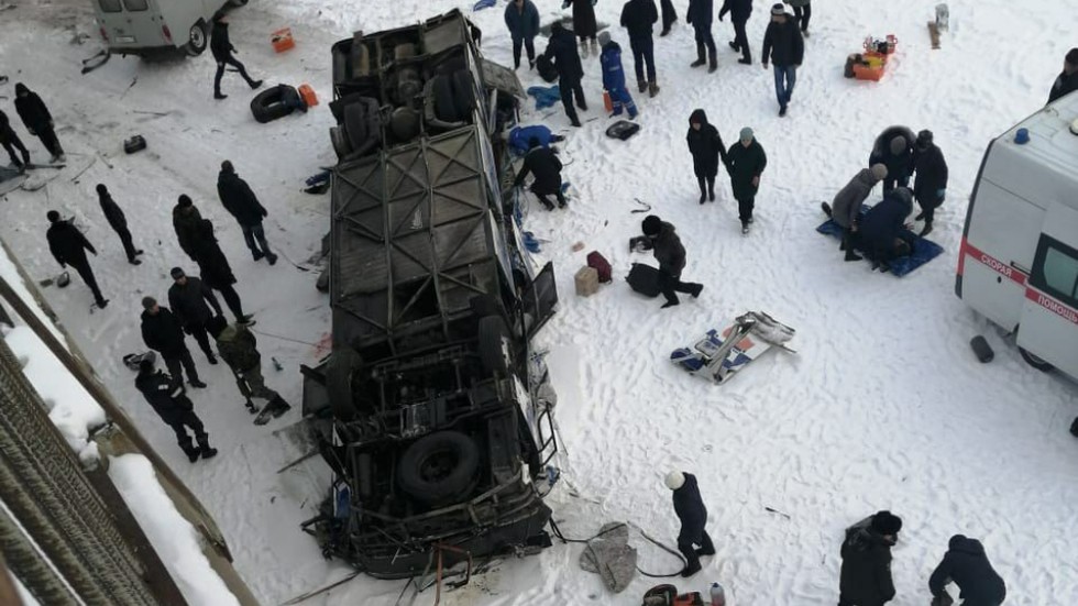 Ρωσία: Φοβερό τροχαίο με λεωφορείο – 19 νεκροί και 21 σοβαρά τραυματίες (Photos+Video)