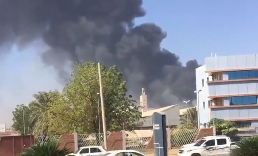 Τουλάχιστον 23 νεκροί και 130 τραυματίες από πυρκαγιά στο Σουδάν (Video)