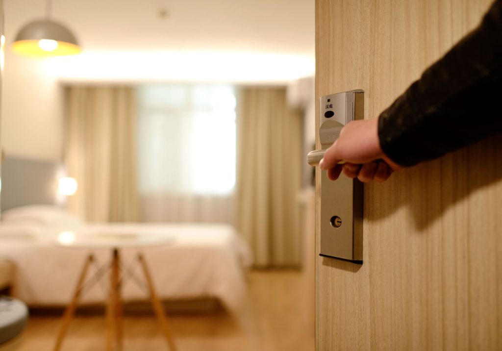 Στο «σκαμνί» για… 27 κλοπές σε δωμάτια ξενοδοχείων