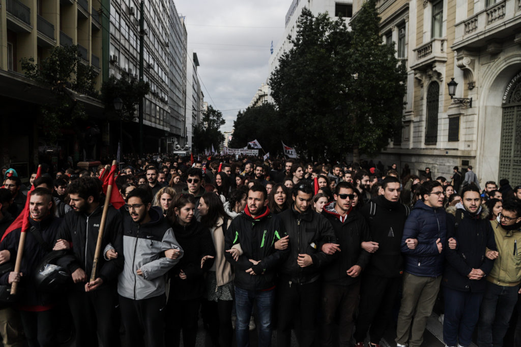 Σε εξέλιξη πορεία φοιτητών στο κέντρο της Αθήνας και τη Θεσσαλονίκη (Photos)