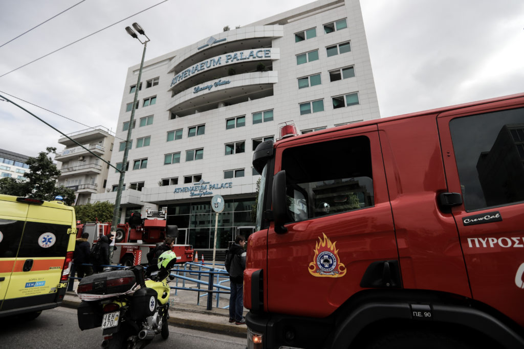 Υπό μερικό έλεγχο η πυρκαγιά στο ξενοδοχείο στη Συγγρού (Photos – Video)