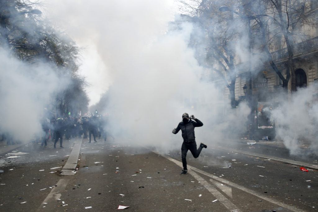 Επεισόδια και δακρυγόνα στο Παρίσι, στη διαδήλωση κατά της μεταρρύθμισης του συνταξιοδοτικού συστήματος