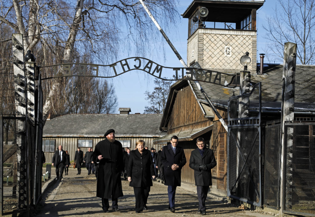 Πρώτη επίσκεψη της Μέρκελ στο Άουσβιτς: «Αναπόσπαστα τα ναζιστικά εγκλήματα από την γερμανική ταυτότητα»
