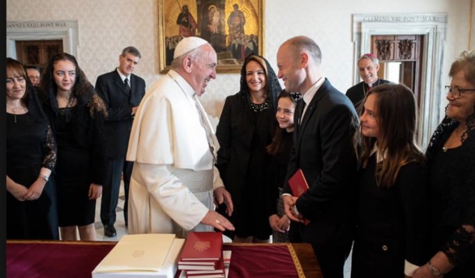 O Πάπας Φραγκίσκος παράβλεψε τις αντιδράσεις και συνάντησε τον απερχόμενο πρωθυπουργό της Μάλτας