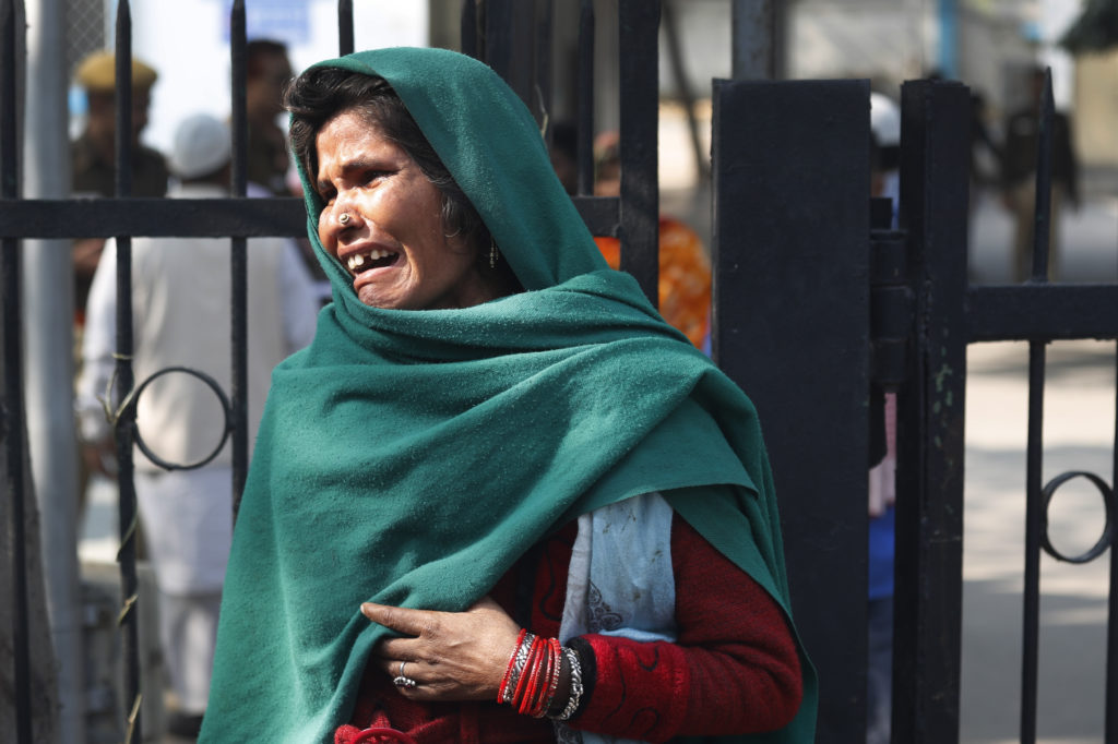 Ινδία: Χειροπέδες στον ιδιοκτήτη του εργοστασίου που κάηκαν ζωντανοί 43 εργάτες (Photos)