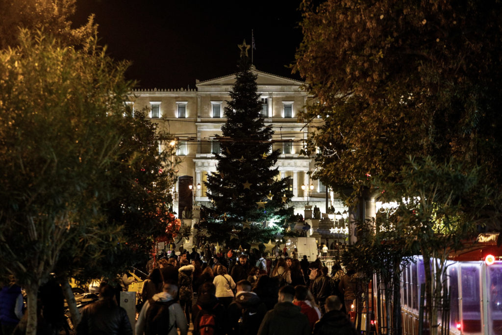 Στολίστηκε το χριστουγεννιάτικο δέντρο ύψους 17 μέτρων στο Συντάγμα – Την Τρίτη η φωταγώγηση (Photos)