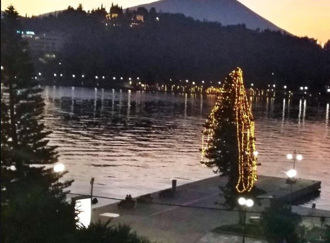 Χαλκίδα: Το χριστουγεννιάτικο δέντρο ήθελε… κι άλλα λαμπάκια (Photo)