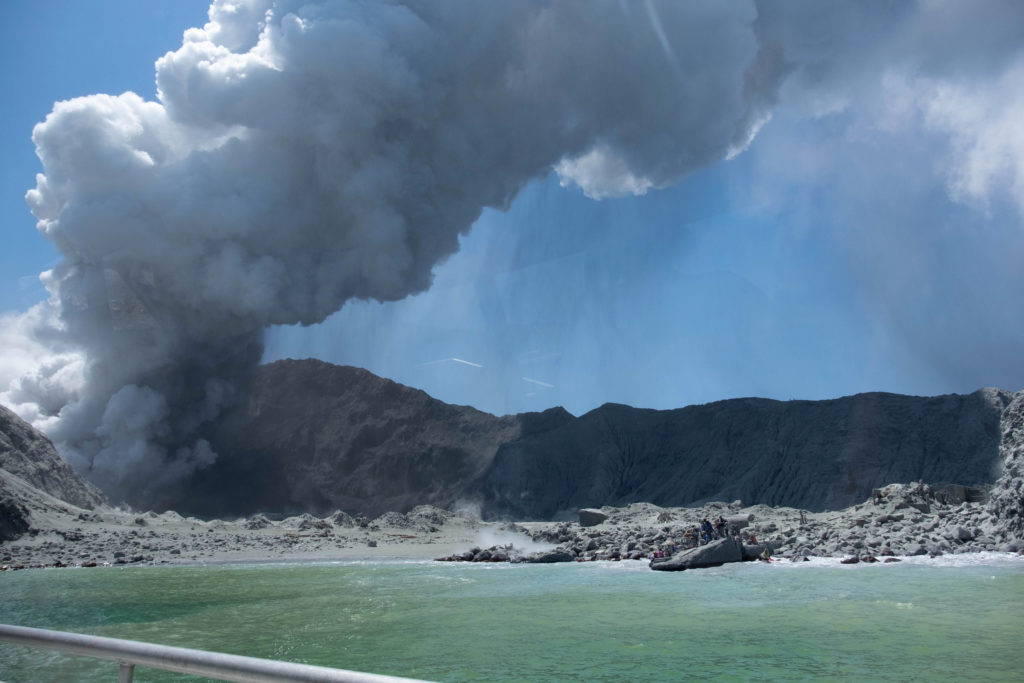 Νέα Ζηλανδία έκρηξη ηφαιστείου: Οι αρχές αποκλείουν την πιθανότητα να είναι ζωντανοί οι 8 αγνοούμενοι