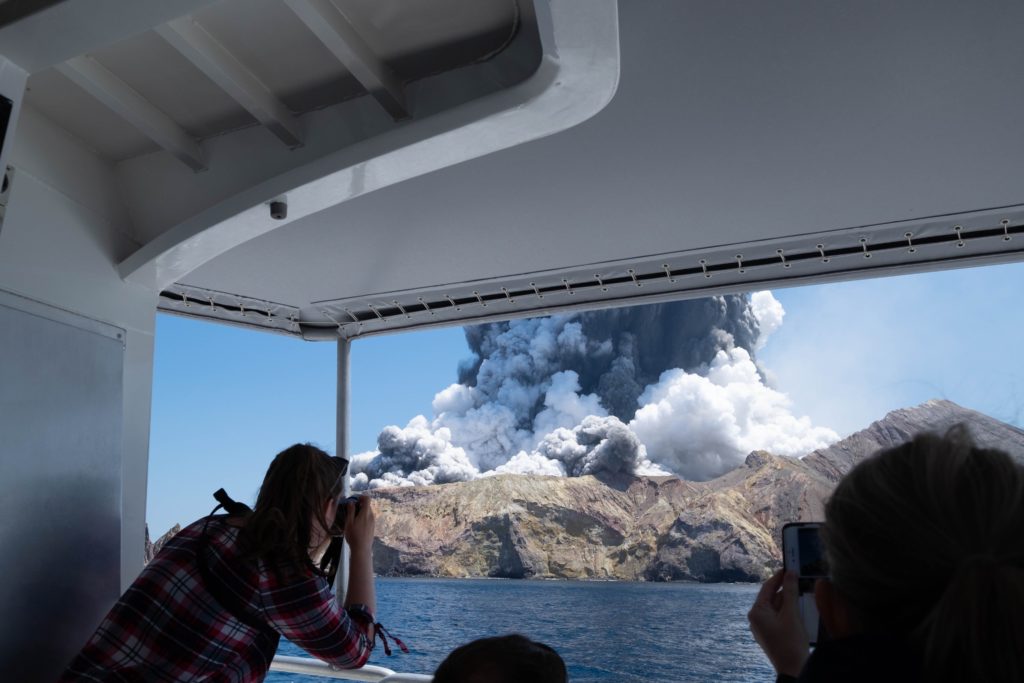 Νέα Ζηλανδία: Οι συνεχείς εκρήξεις του ηφαιστείου αποκλείουν τις έρευνες