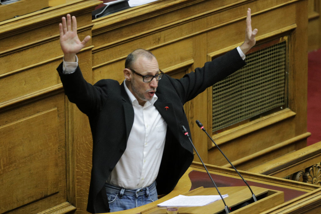 Βουλή: Ο Κλέων Γρηγοριάδης σήκωσε τα χέρια και φώναξε «παραδίνομαι» (Photos)