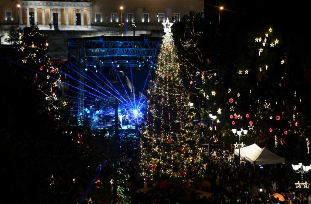 Φωταγωγήθηκε το χριστουγεννιάτικο δέντρο στο Σύνταγμα (Photos)