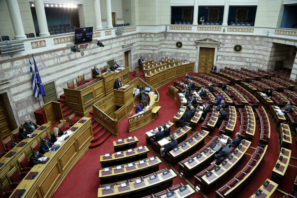 LIVE: Στην Ολομέλεια της Βουλής το νομοσχέδιο για την ψήφο των αποδήμων