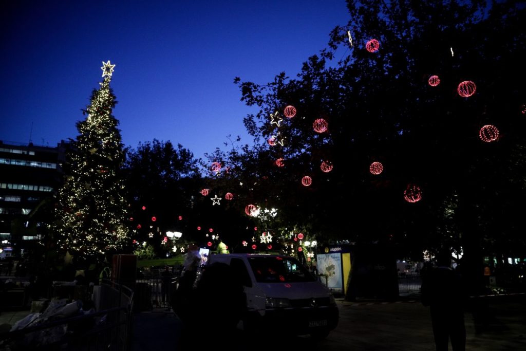 Γέρνει το χριστουγεννιάτικο δέντρο στο Σύνταγμα (Photos)