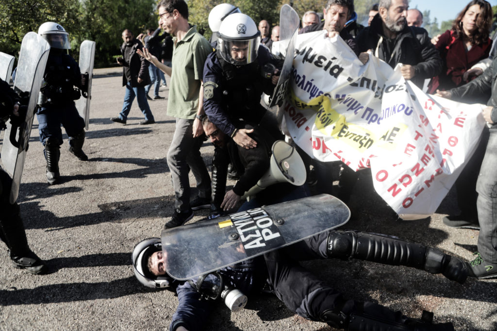 Εισβολή της ΠΟΕΔΗΝ σε ημερίδα του Πανελλήνιου Ιατρικού Συλλόγου – Ένταση, λιποθυμίες και χημικά (Video)