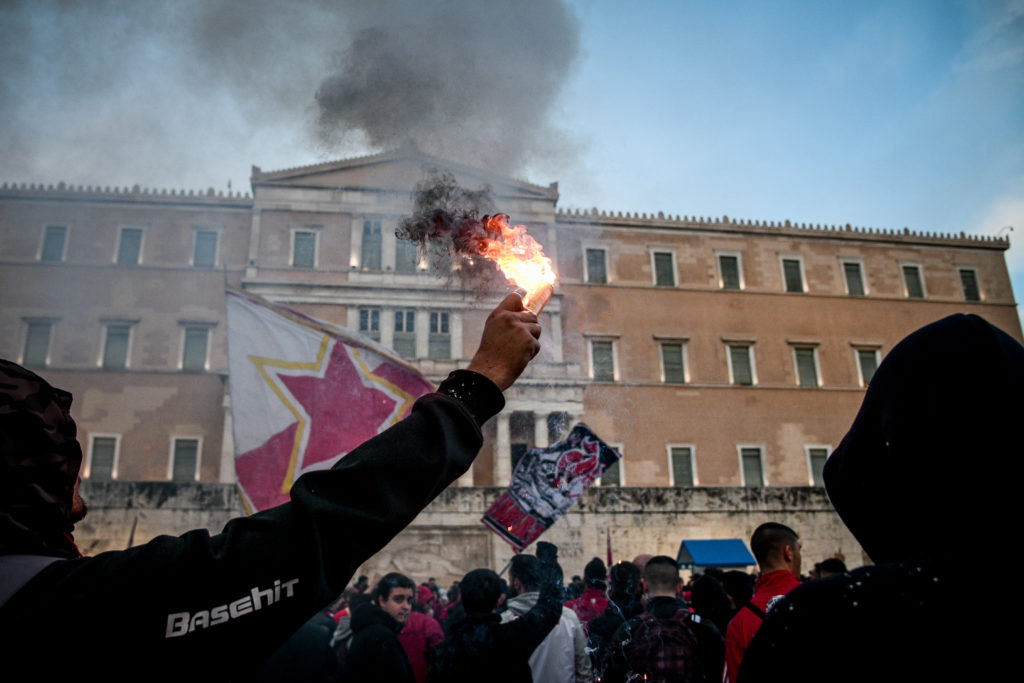 Επίδειξη δύναμης Μαρινάκη σε Κυριάκο – Οπαδοί Ολυμπιακού έξω από τη Βουλή: «Κράτος δεν είναι ο πρωθυπουργός, κράτος είναι ο Ολυμπιακός»