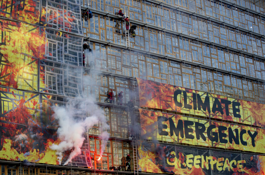 Βέλγιο: Απομακρύνθηκαν οι ακτιβιστές της Greenpeace από το κτίριο του Ευρωπαϊκού Συμβουλίου (Photos & Video)