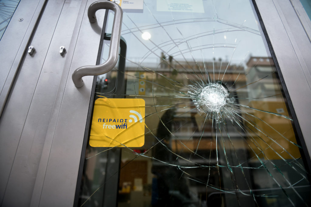 Επιθέσεις σε τράπεζες στην Καισαριανή (Photos)