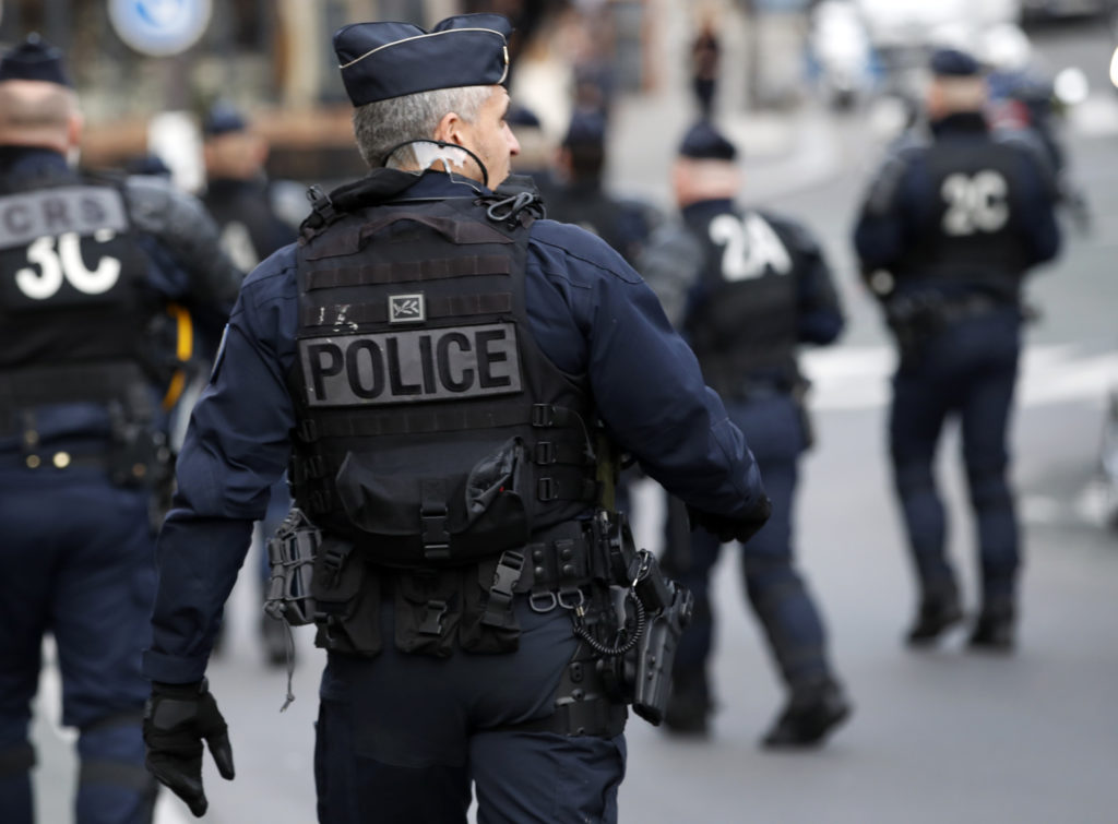 Παρίσι: Νεκρός ο άνδρας που απειλούσε με μαχαίρι