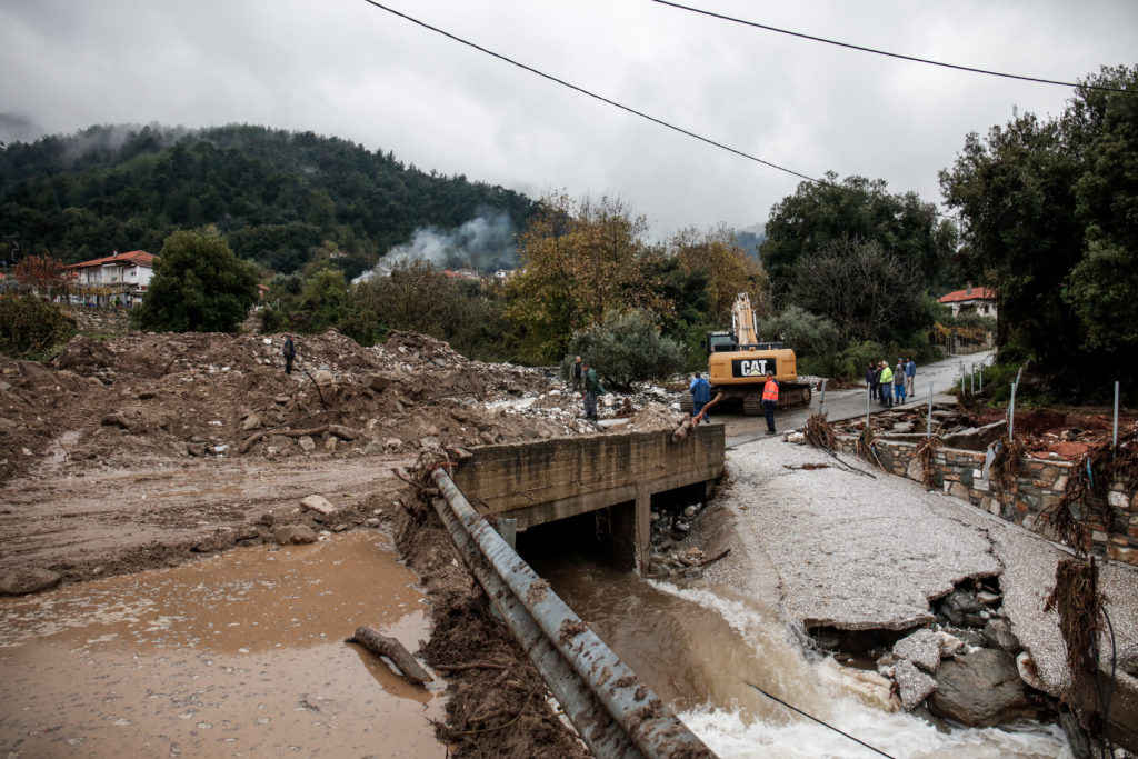 Κλειστοί ή με δυσκολία πρόσβασης δεκάδες οδοί σε 13 νομούς της χώρας – Πού απαιτούνται αλυσίδες (Λίστα)