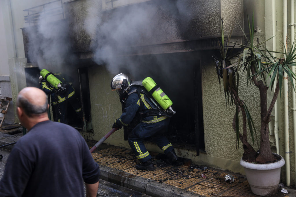 Φωτιά σε κτίριο της Ερμού τέθηκε υπό μερικό έλεγχο