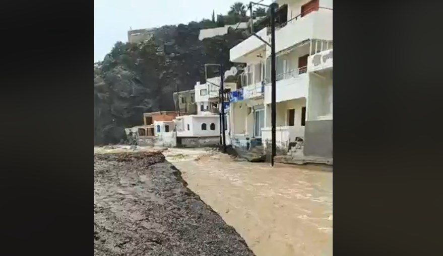 Κρήτη: Ο κεντρικός δρόμος του χωριού …ξανάγινε ποτάμι (video)
