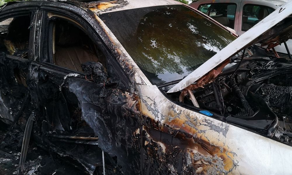 Κολωνάκι: Έκαψαν τέσσερα αυτοκίνητα