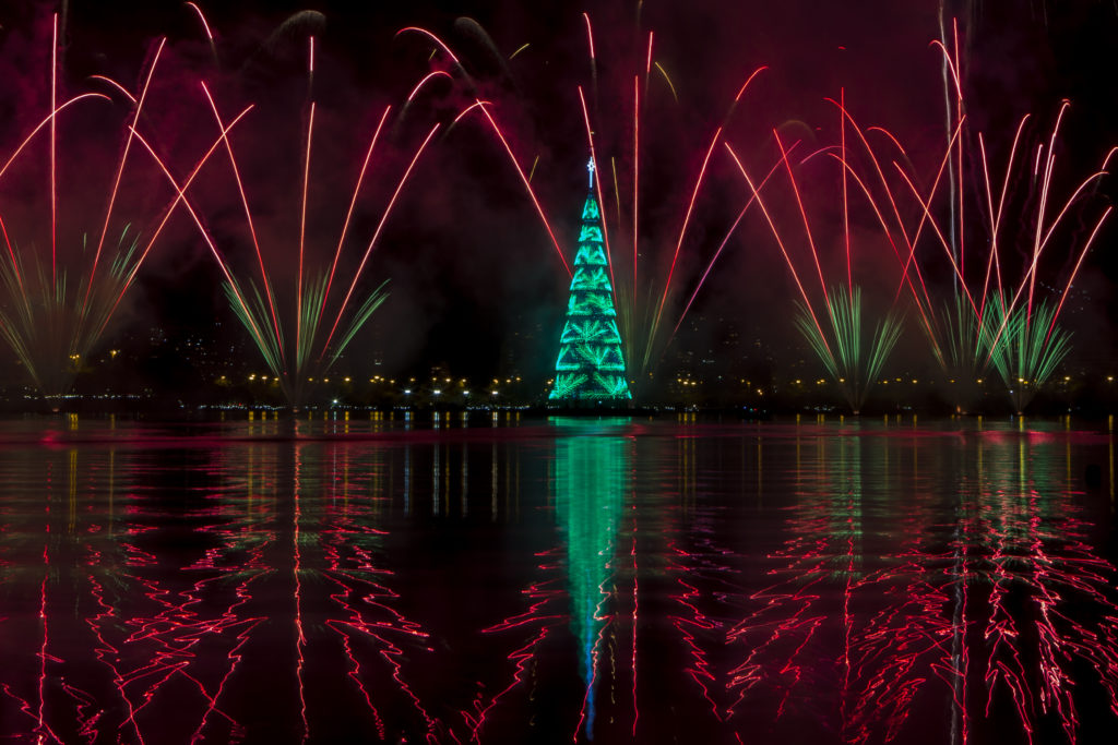 Στο Ρίο Ντε Τζανέιρο το μεγαλύτερο «πλωτό» χριστουγεννιάτικο δέντρο (Photos & Video)