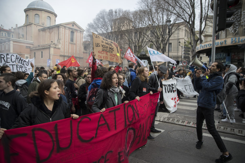 «Παραλύει» η Γαλλία: Στους δρόμους ξανά τα συνδικάτα κατά του συνταξιοδοτικού του Μακρόν