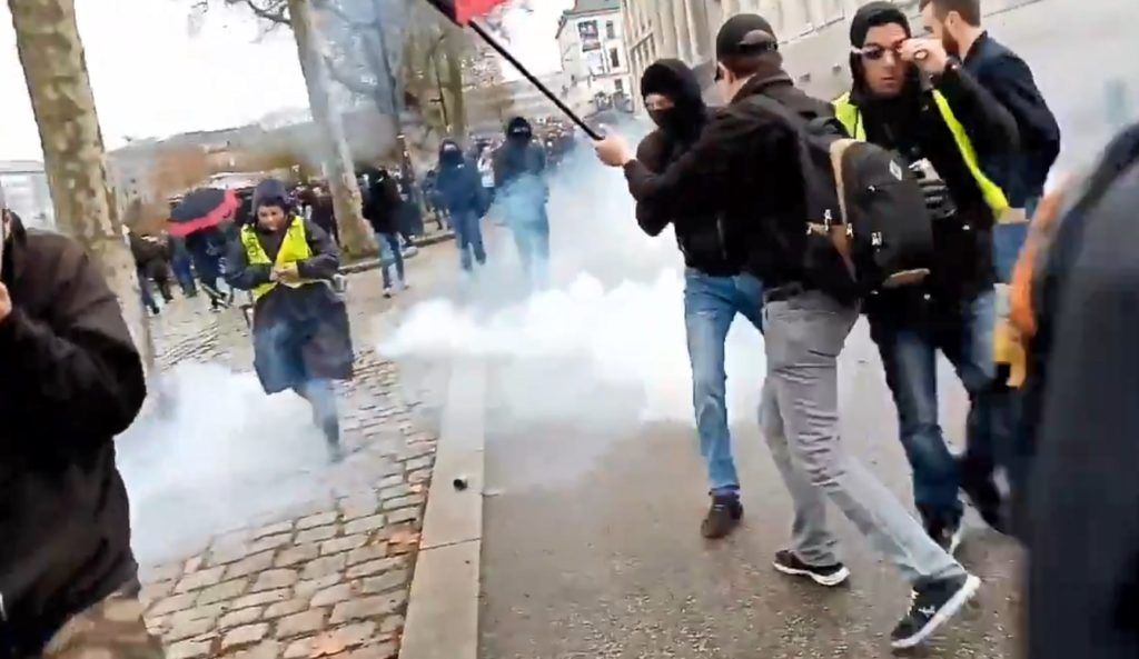 Γαλλία: Δακρυγόνα κατά διαδηλωτών για το συνταξιοδοτικό στη Νάντη (Video)