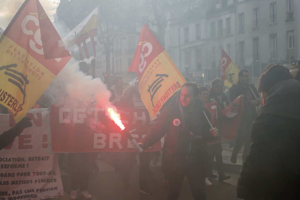 Επιμένει στις μεταρρυθμίσεις του συνταξιοδοτικού ο Γάλλος πρωθυπουργός ενώ η χώρα έχει παραλύσει (Photos & Video)