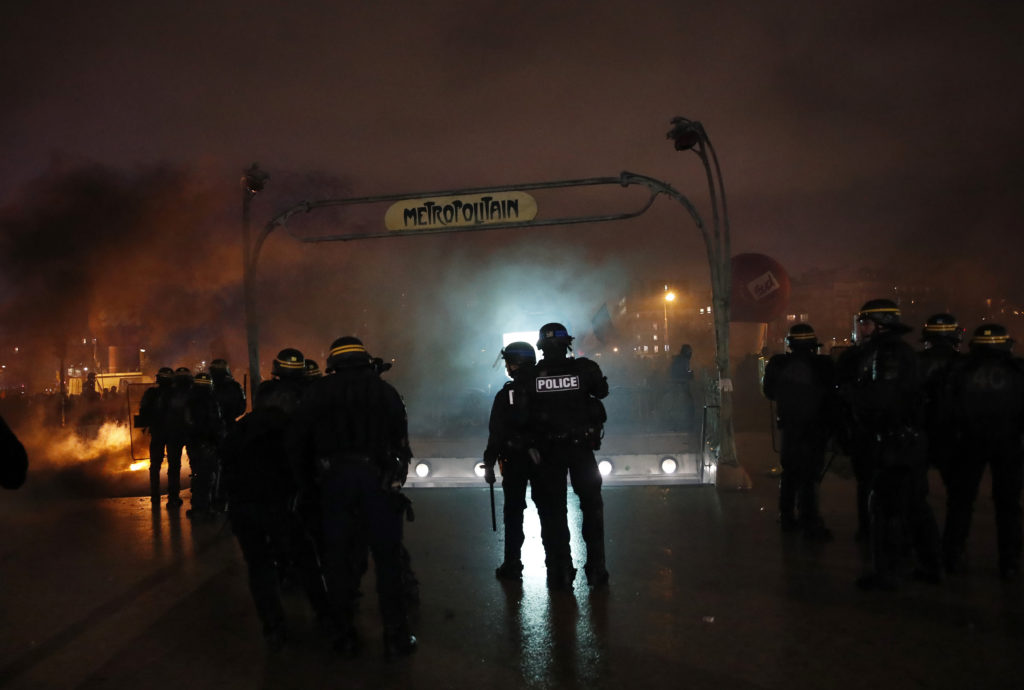 Γαλλία: Δακρυγόνα κατά των διαδηλωτών – Σαμποτάζ στο δίκτυο του ηλεκτρικού