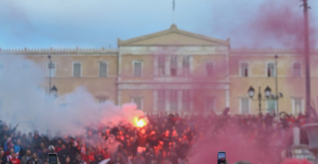 Πλιάτσικο σε περίπτερα και καταστήματα στην πορεία οπαδών Ολυμπιακού – Ερυθρού Αστέρα