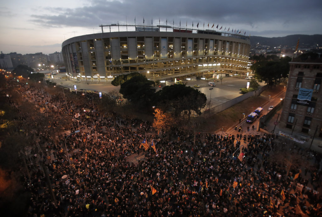 Καταλανοί αυτονομιστές διαδηλώνουν γύρω από το Καμπ Νου ενόψει του αγώνα Μπαρτσελόνα-Ρεάλ (Photos)