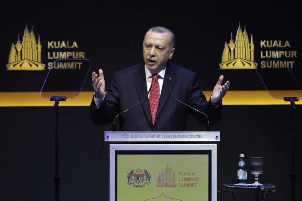 Ο Ερντογάν απειλεί τις ΗΠΑ με κυρώσεις