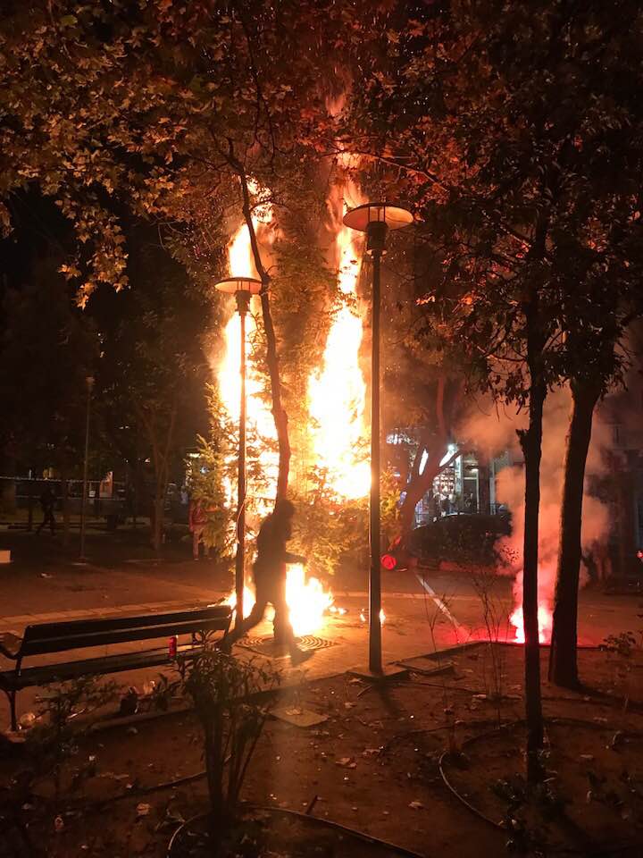 Κάηκε και το δεύτερο χριστουγεννιάτικο δέντρο στα Εξάρχεια (Photo)