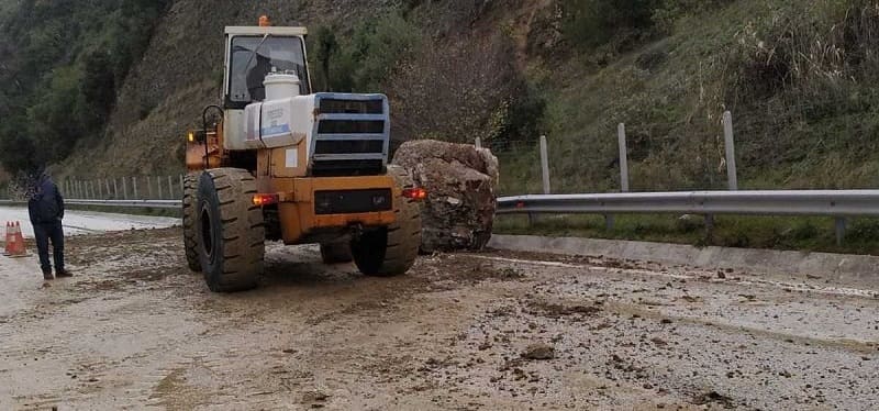 Μεγάλος βράχος από το βουνό κατέληξε στην… Εγνατία Οδό!