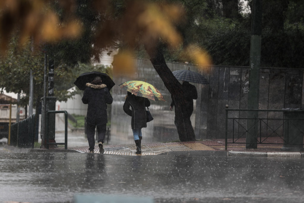 Ξεκίνησε από δυτικά η νέα κακοκαιρία –  Πού αναμένεται ένταση βροχών και καταιγίδων από τα μεσάνυχτα (Χάρτες)