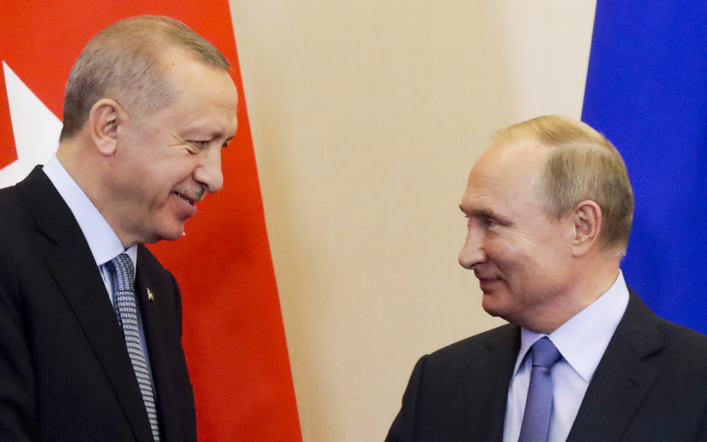 Στη Ρωσία τουρκική αντιπροσωπεία για να «τα βρουν» για Λιβύη και Συρία