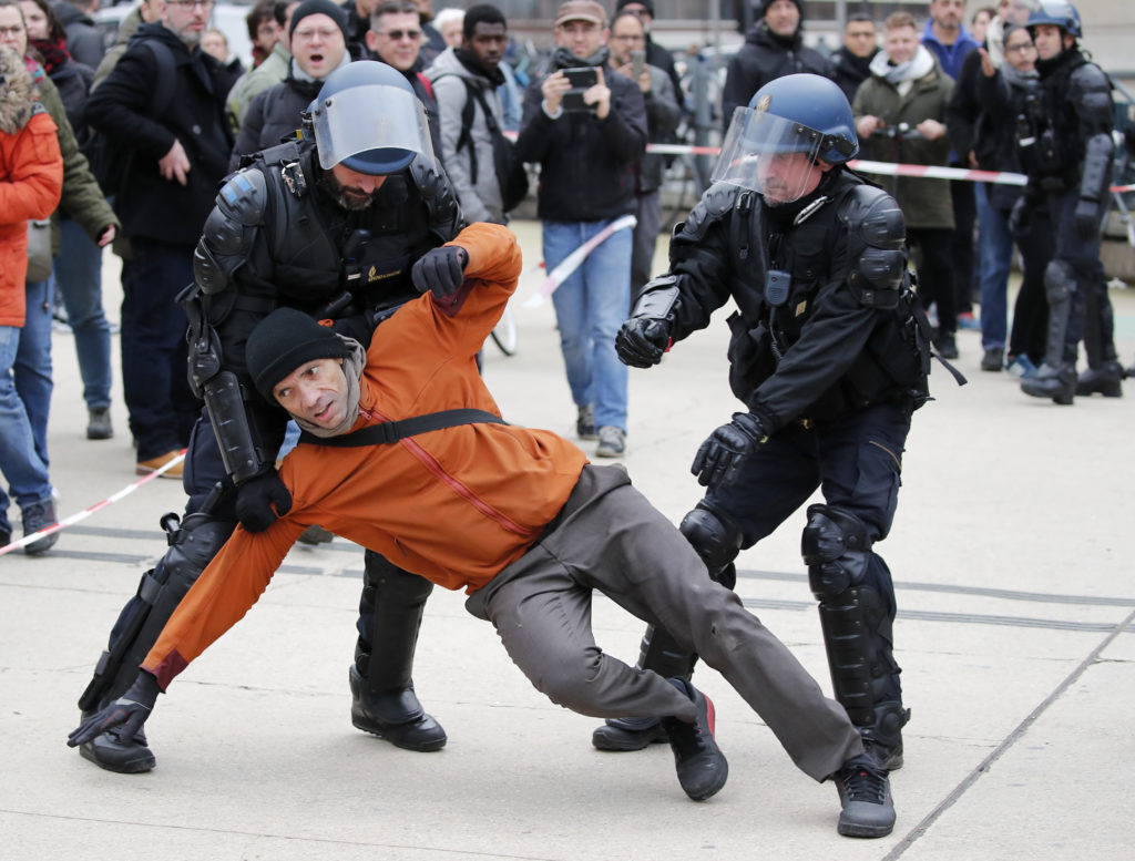 «Ρεβεγιόν» στους… δρόμους οι Γάλλοι: Βίαιες συγκρούσεις διαδηλωτών – αστυνομίας (Photos)