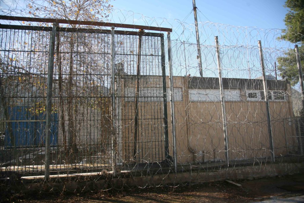 Αυλώνα: Συνελήφθη σωφρονιστικός υπάλληλος με ναρκωτικά και κινητά – Τα προόριζε για τις φυλακές ανηλίκων